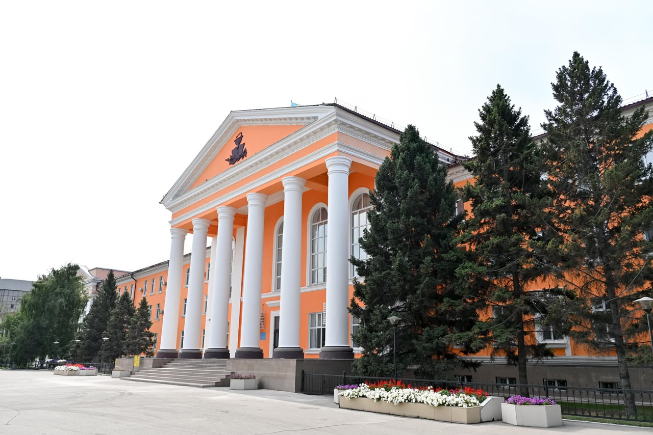 Аким области проголосовал на выборах депутатов Курултая
