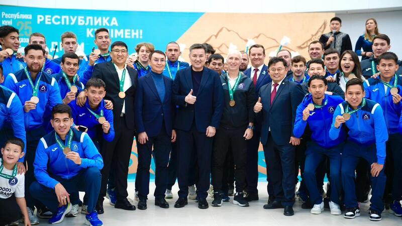 Аким области поздравил футболистов клуба «Алтай» с выходом в Премьер-лигу