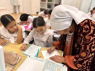 В Астане бабушки-волонтеры провели мастер-класс по рукоделию для школьников