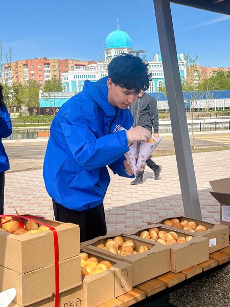 15 кило счастья: В Астане прошла необычная акция ко Дню единства