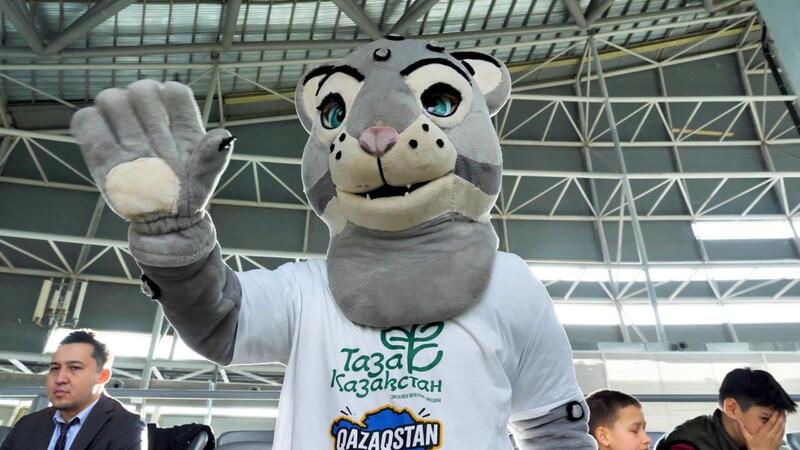 «Таза Қазақстан»: юные столичные футболисты провели экоакцию на матче сборных Казахстана и Коморских островов