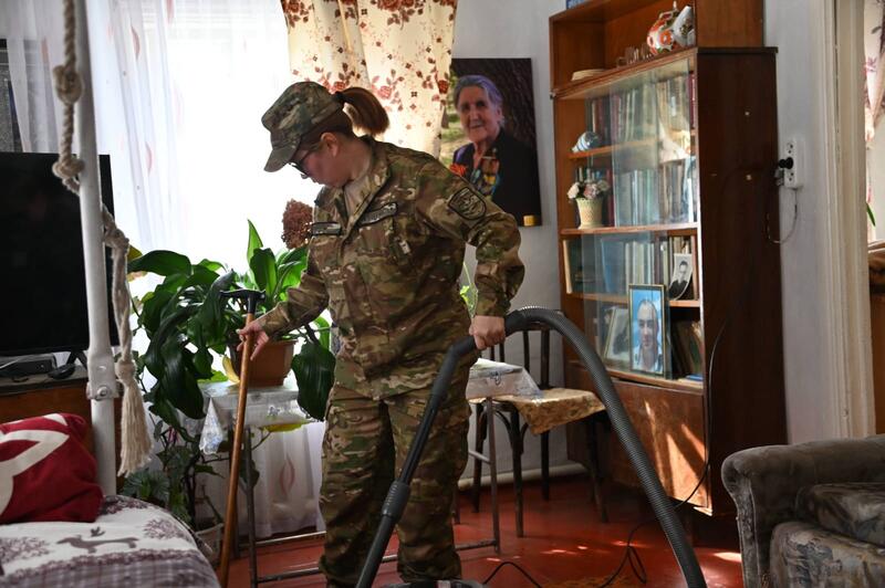 В ВКО военнослужащие поздравили с Днем пожилых людей ветеранов М. Головатюка и А. Светочеву