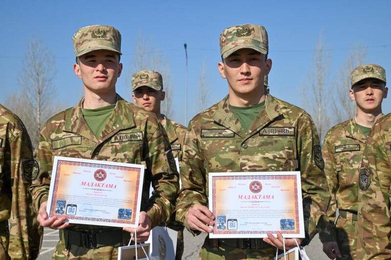 В Астане солдаты, призванные прошлой весной, попрощались с боевым знаменем