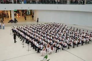 250 учащихся NIS провели флешмоб домбристов в центре Усть-Каменогорска