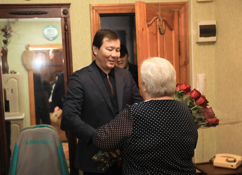 Асхат Шахаров в честь 8 Марта посетил дома актюбинок, внесших вклад в развитие области