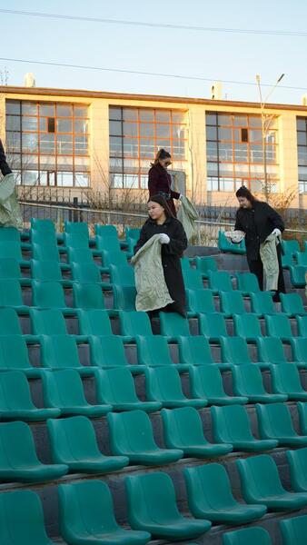 «Таза Қазақстан»: болельщики убрали мусор после футбольного матча в Жезказгане