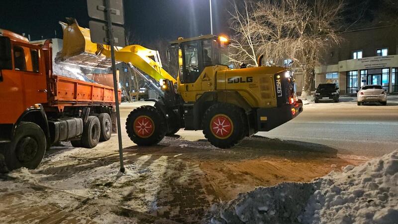 Свыше тысячи единиц спецтехники вышли на уборку снега в Астане в ночную смену