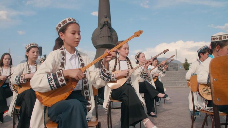 100 школьников одновременно исполнили казахские кюи на домбре в Астане