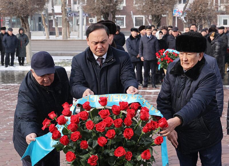 В Таразе состоялась церемония возложения цветов к памятнику Жамбылу Жабаеву
