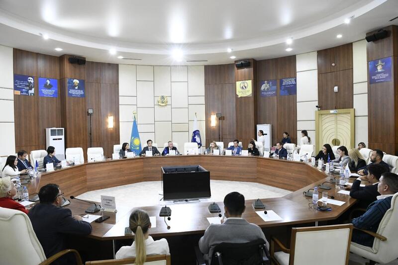 В Астане состоялся круглый стол о значении Основного закона и межэтнического согласия