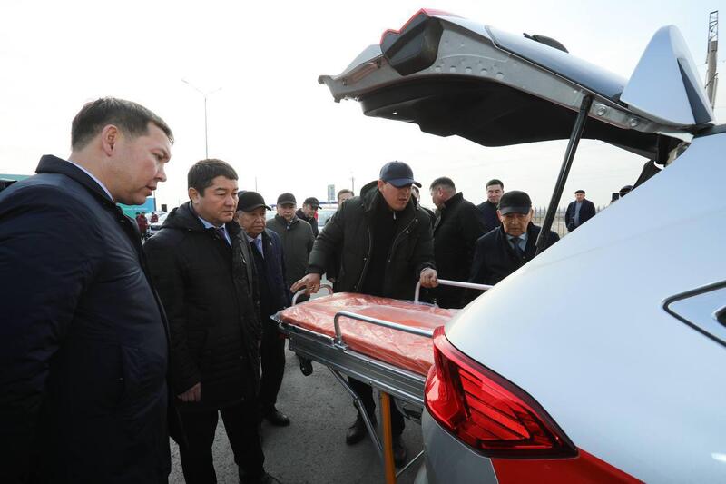 В Мангистауской области медицинским учреждениям передали новые санитарные автомобили