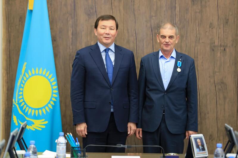 Работникам железнодорожной отрасли вручили государственные награды