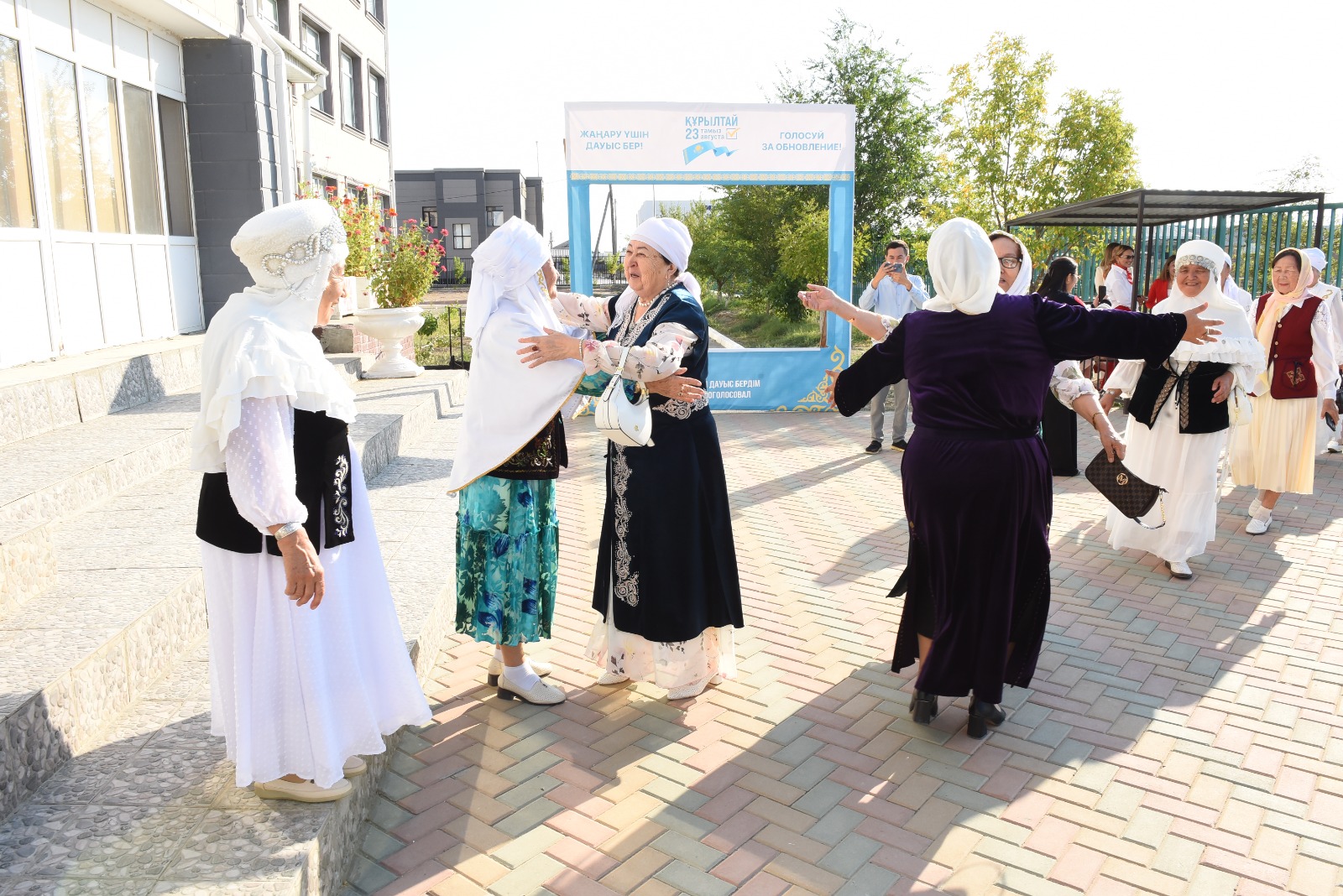 В Исатайском районе женщины в национальных нарядах проголосовали на выборах