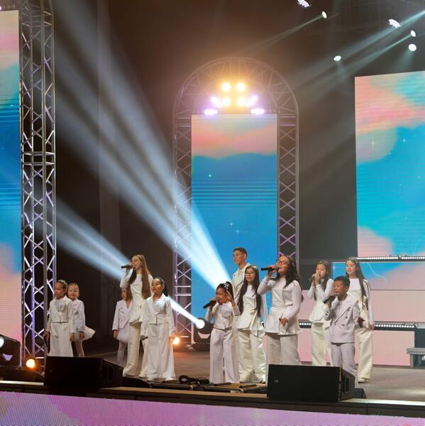 Аким Павлодарской области поздравил учителей с профессиональным праздником