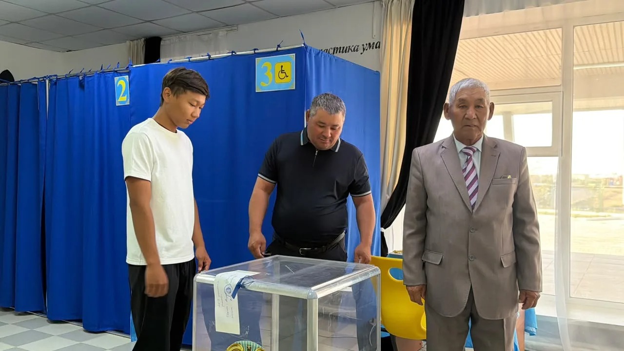Три поколения одной семьи вместе пришли на выборы в Атырауской области