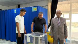 Три поколения одной семьи вместе пришли на выборы в Атырауской области