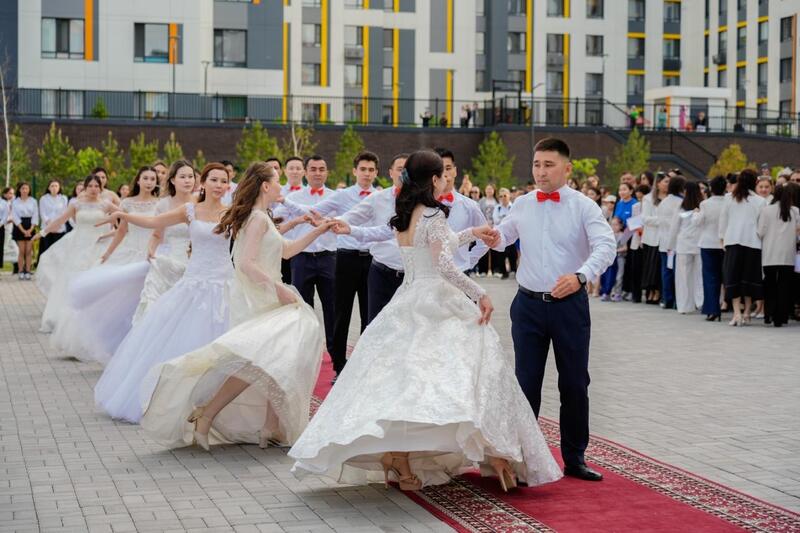 В столичной «Комфортной школе» провели первый выпускной