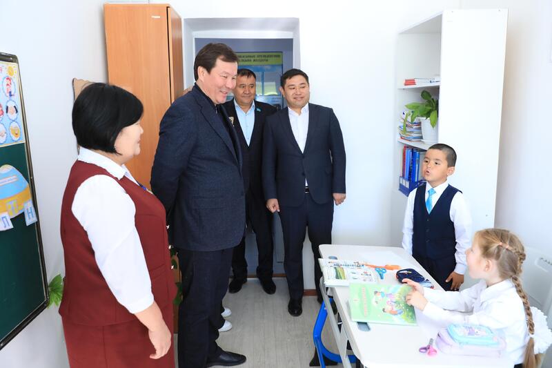 Аким области поручил рассмотреть вопрос строительства школы в Токмансае