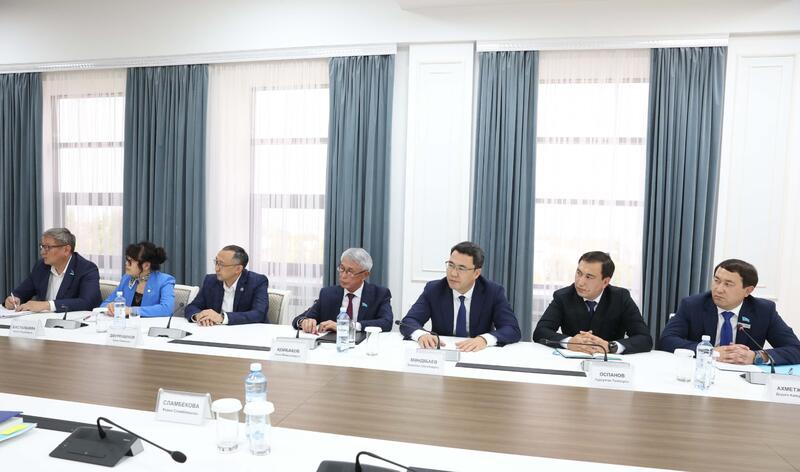 Ербол Карашукеев провел встречу с руководителями филиалов политических партий