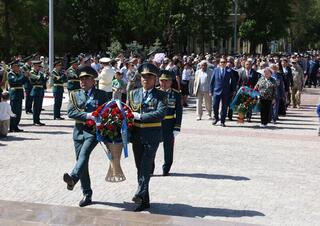 День Победы: в Жамбылской области прошла церемония возложения цветов к Вечному огню
