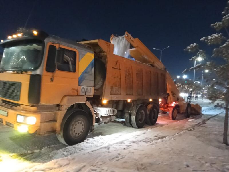 Около 1 200 единиц спецтехники заняты в снегоуборочных работах в Астане ночью