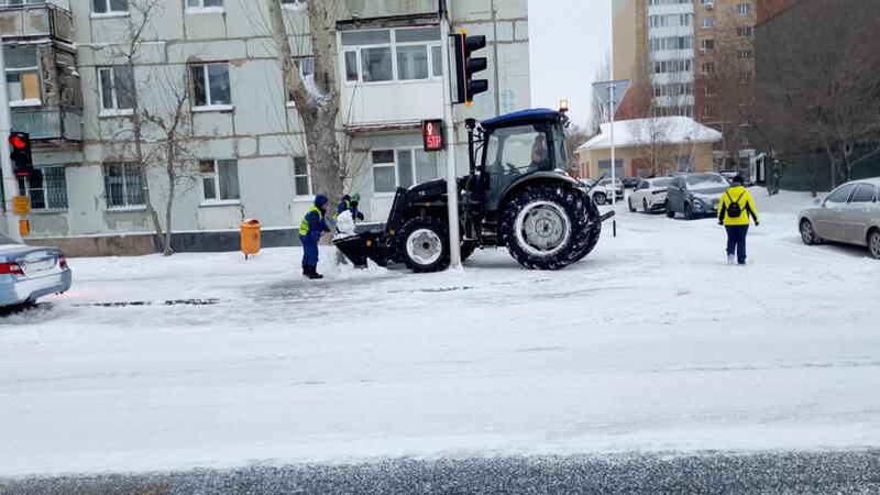 В работе по уборке снега в Астане задействованы тысячи дорожных рабочих