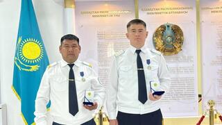 Полицейские награждены за мужество при задержании подозреваемого в разбойном нападении в Уральске