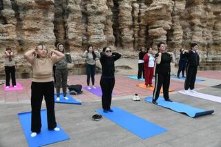 В столичных парках проводятся бесплатные тренировки по йоге для всех желающих