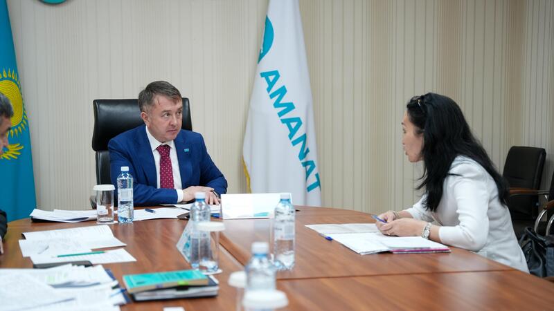 Министр юстиции Республики Казахстан Ерлан Сарсембаев провел прием граждан на площадке общественной приемной партии AMANAT