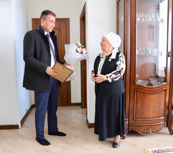 О. Анафин поздравил ветеранов труда с Днем пожилых людей