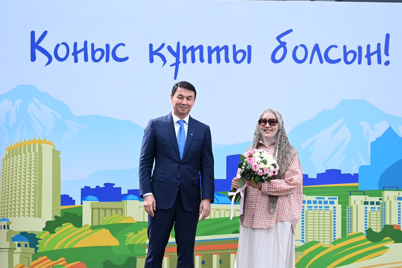Аким Алматы Дархан Сатыбалды вручил ключи от квартир новоселам
