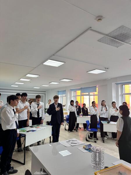 Школьники проходят занятия по разъяснению норм новой Конституции