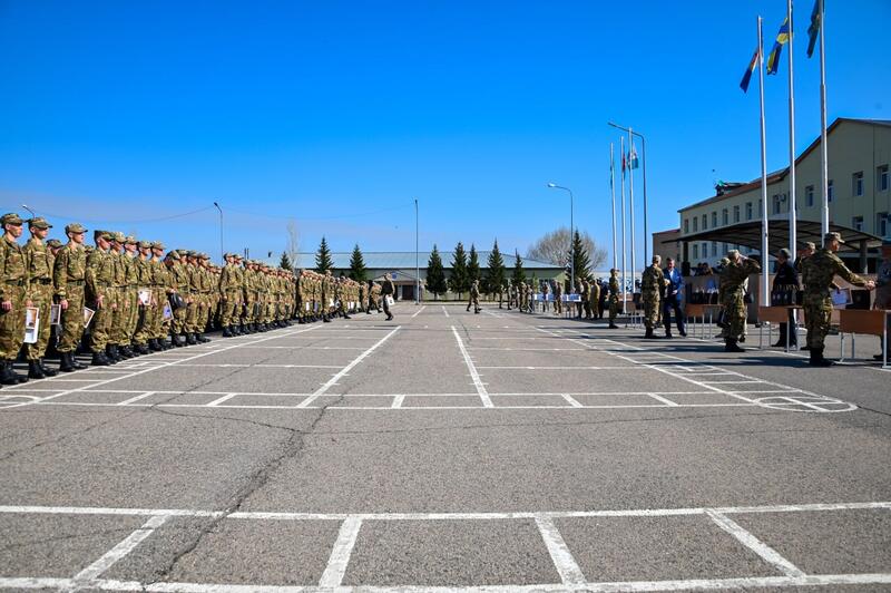В Астане 140 военнослужащих простились с Боевым знаменем, 20 из них продолжат службу по контракту