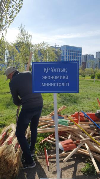 Командой - за чистоту: сотрудники МНЭ провели субботник в Ботаническом саду