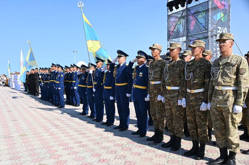Морская доблесть Казахстана: в Актау отметили годовщину поднятия Военно-морского флага
