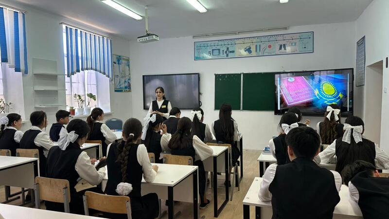 Школьники проходят занятия по разъяснению норм новой Конституции