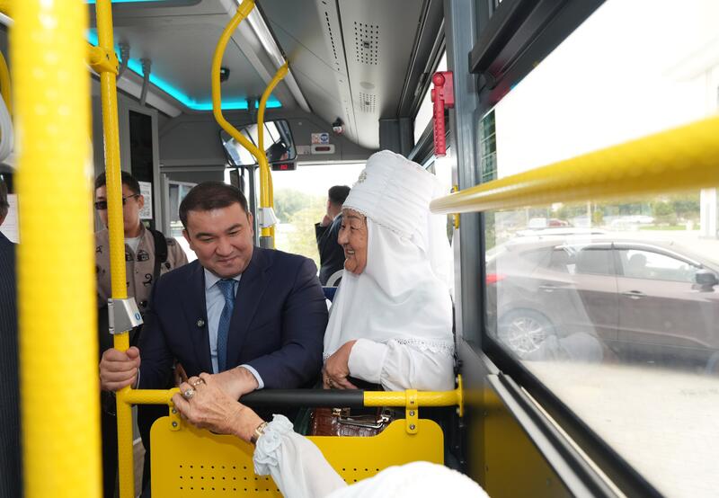 ТУРКЕСТАН: ВЕТЕРАНЫ ПОСМОТРЕЛИ СПЕКТАКЛЬ «КОРОЛЬ ВАЛЬСА»