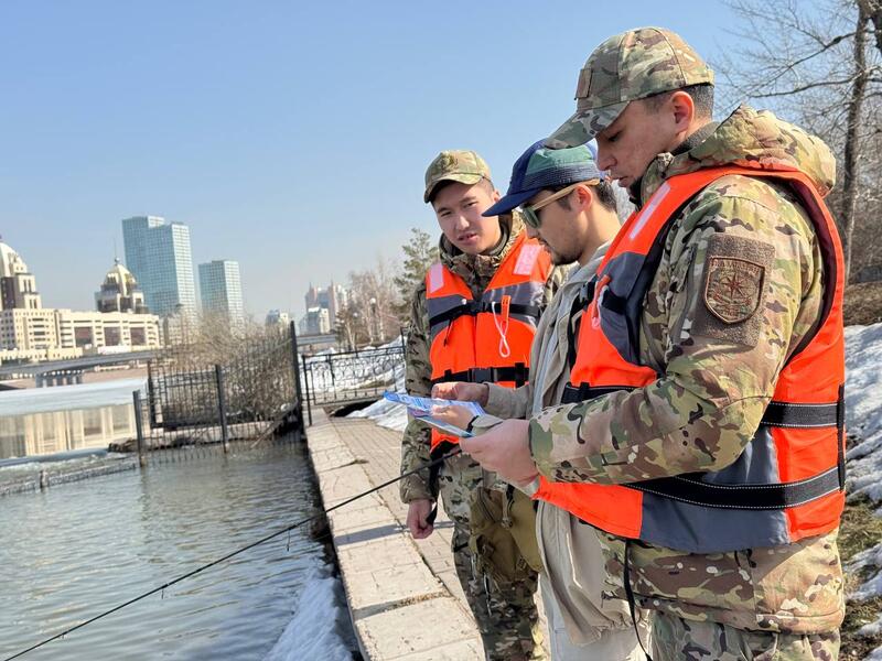 Спасатели МЧС Казахстана обеспечивают безопасность на воде