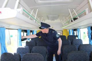 Полицейские проверяют автобусы перед выездом детей в лагеря в СКО