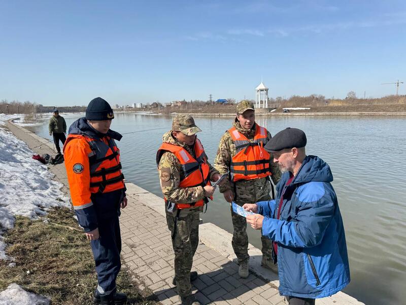Спасатели МЧС Казахстана обеспечивают безопасность на воде