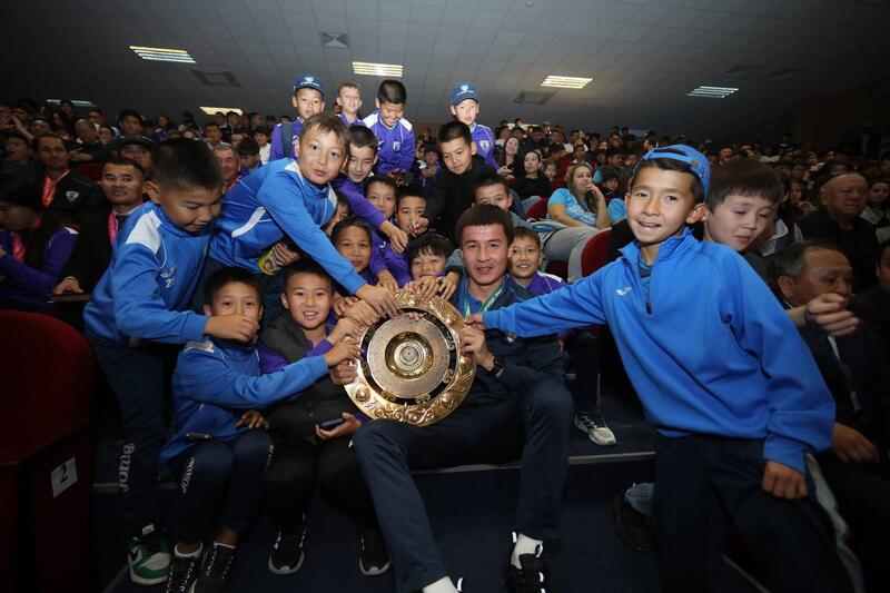 Аким Мангистауской области поздравил футболистов «Каспия» с выходом в Премьер-Лигу