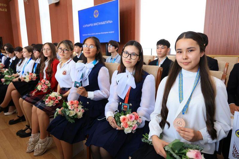 Ермаганбет Булекпаев встретился с лучшими школьниками Карагандинской области