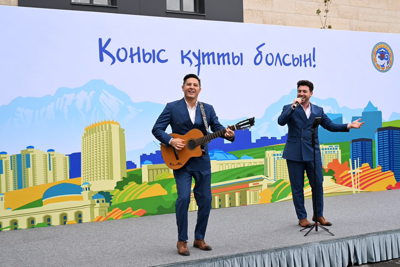 Аким Алматы Дархан Сатыбалды вручил ключи от квартир новоселам