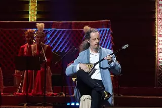 Американец исполнил кюй «Адай» на сцене «Қазақконцерта»