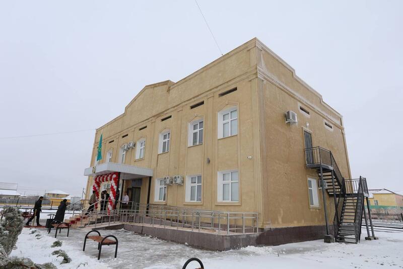 В селе Кендерли открыли новое здание акимата, вручили служебные автомобили