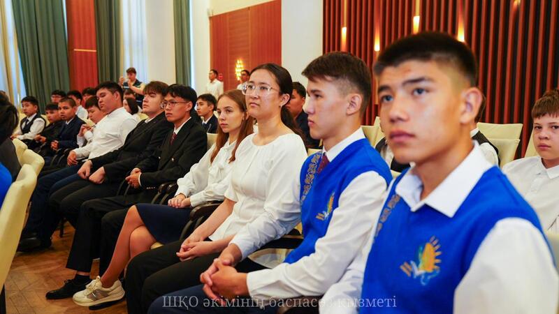 Аким ВКО встретился с одарёнными детьми