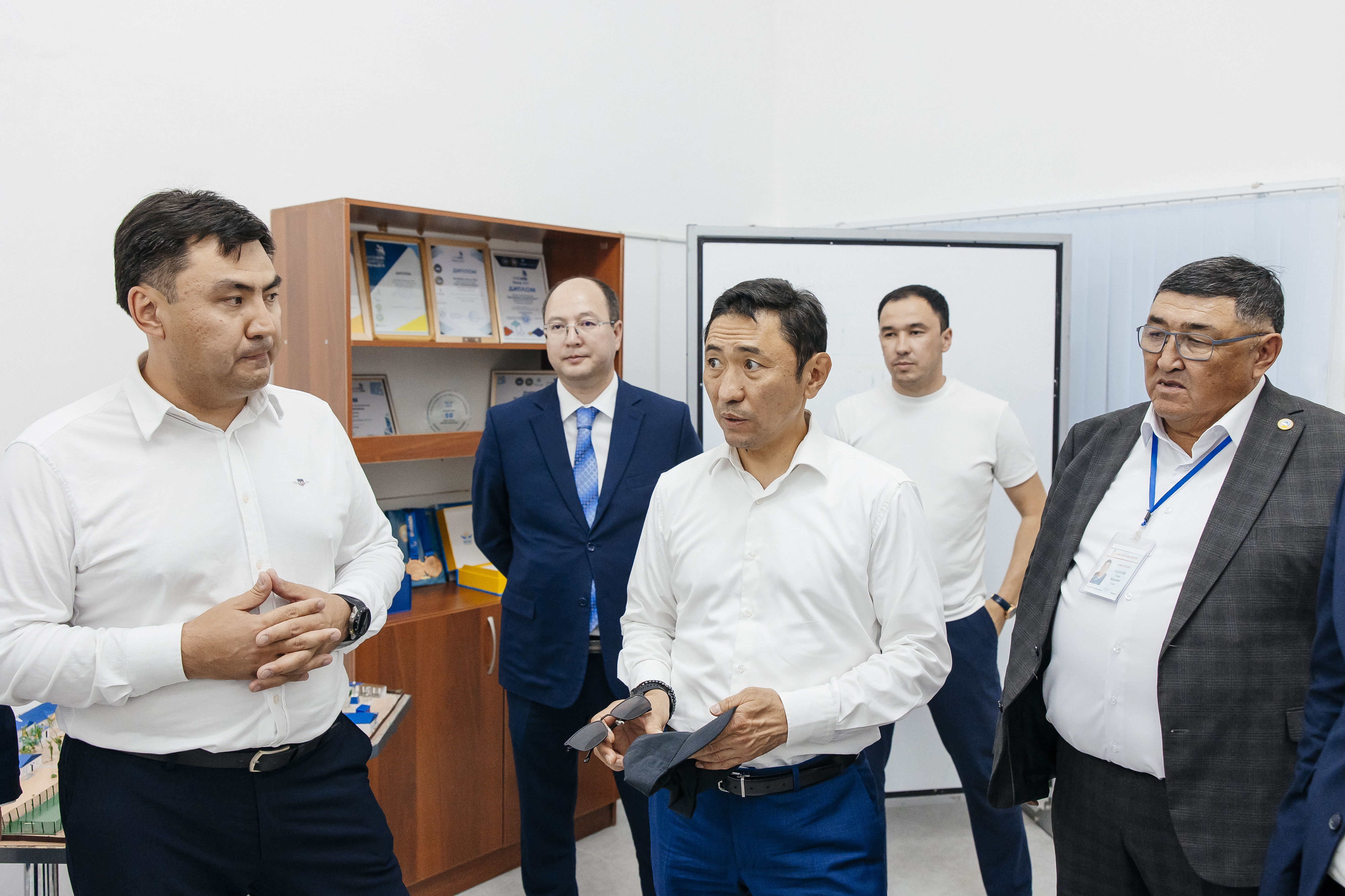 Болат Акчулаков проинспектировал проблемные объекты Макатского района