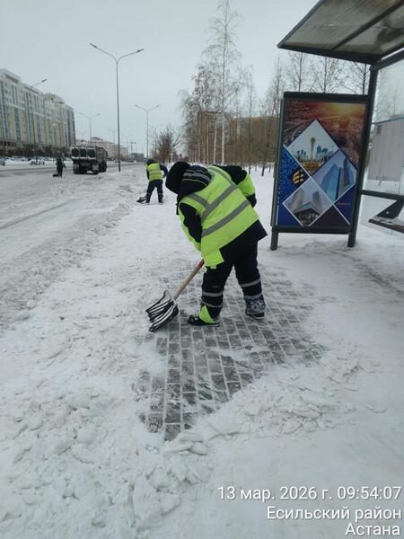 Более 1 800 единиц спецтехники задействовано в снегоуборочных работах в Астане