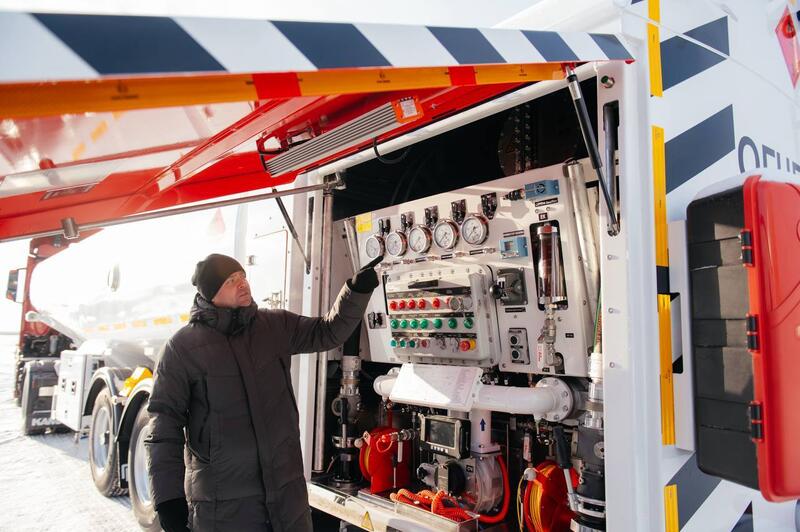 Новый топливозаправочной автомобиль прибыл в аэропорт Актобе