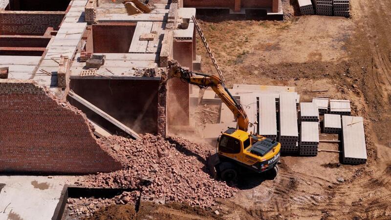 В Астане сносят незаконно построенный жилой комплекс